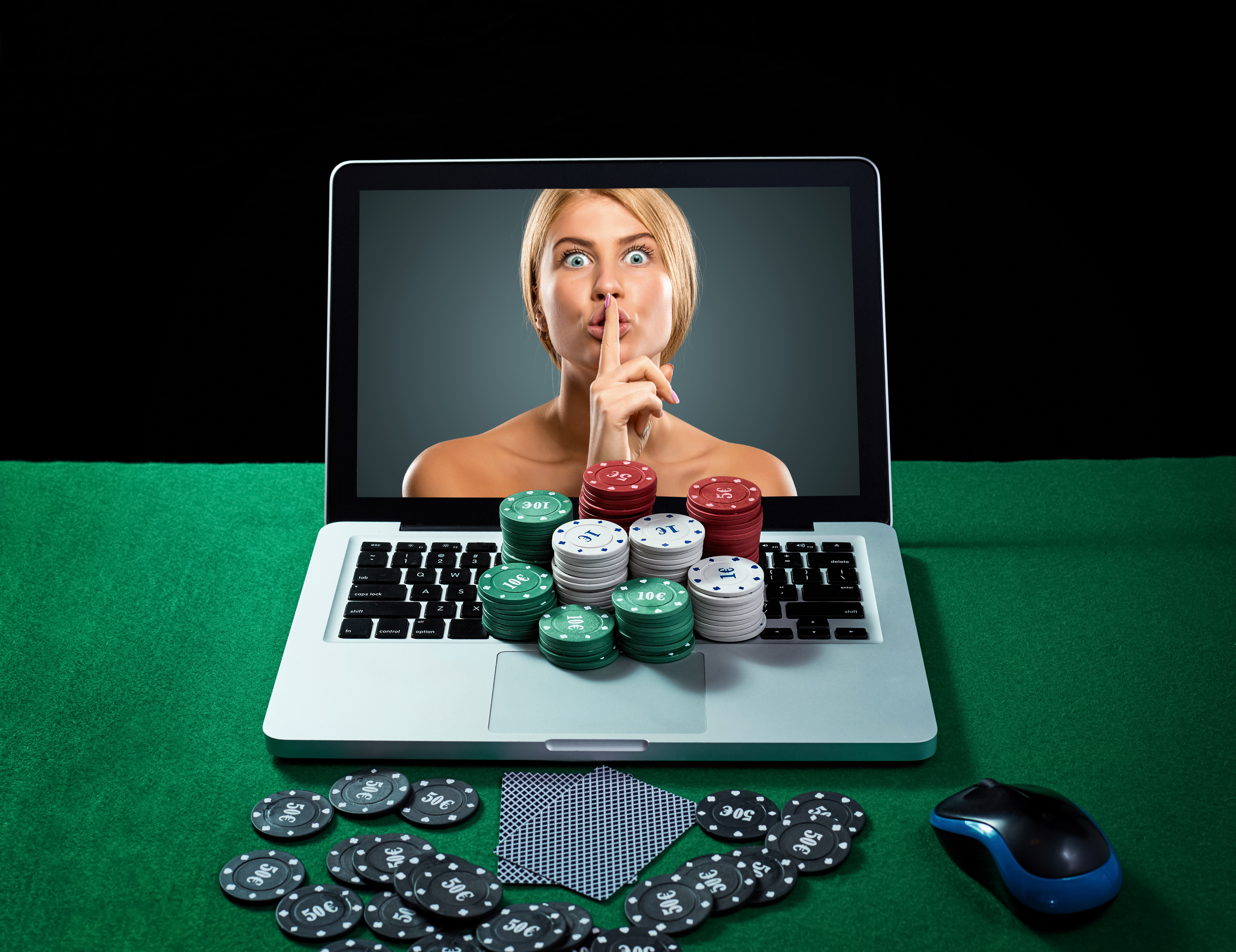 Impulsionando seu Empreendimento de Casino Online: Passos Essenciais e Considerações Uma mulher apresentando uma plataforma de jogos de azar online em uma tela de computador, demonstrando os recursos e benefícios de iniciar um negócio de casino online.