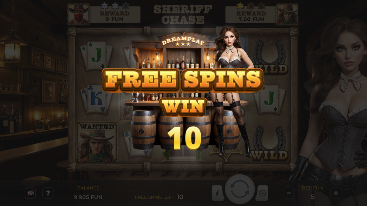 Captura de pantalla del juego base en Sheriff Chase de Dreamplay, con un escenario del Viejo Oeste y símbolos de cartas, dinamita y placas de sheriff.