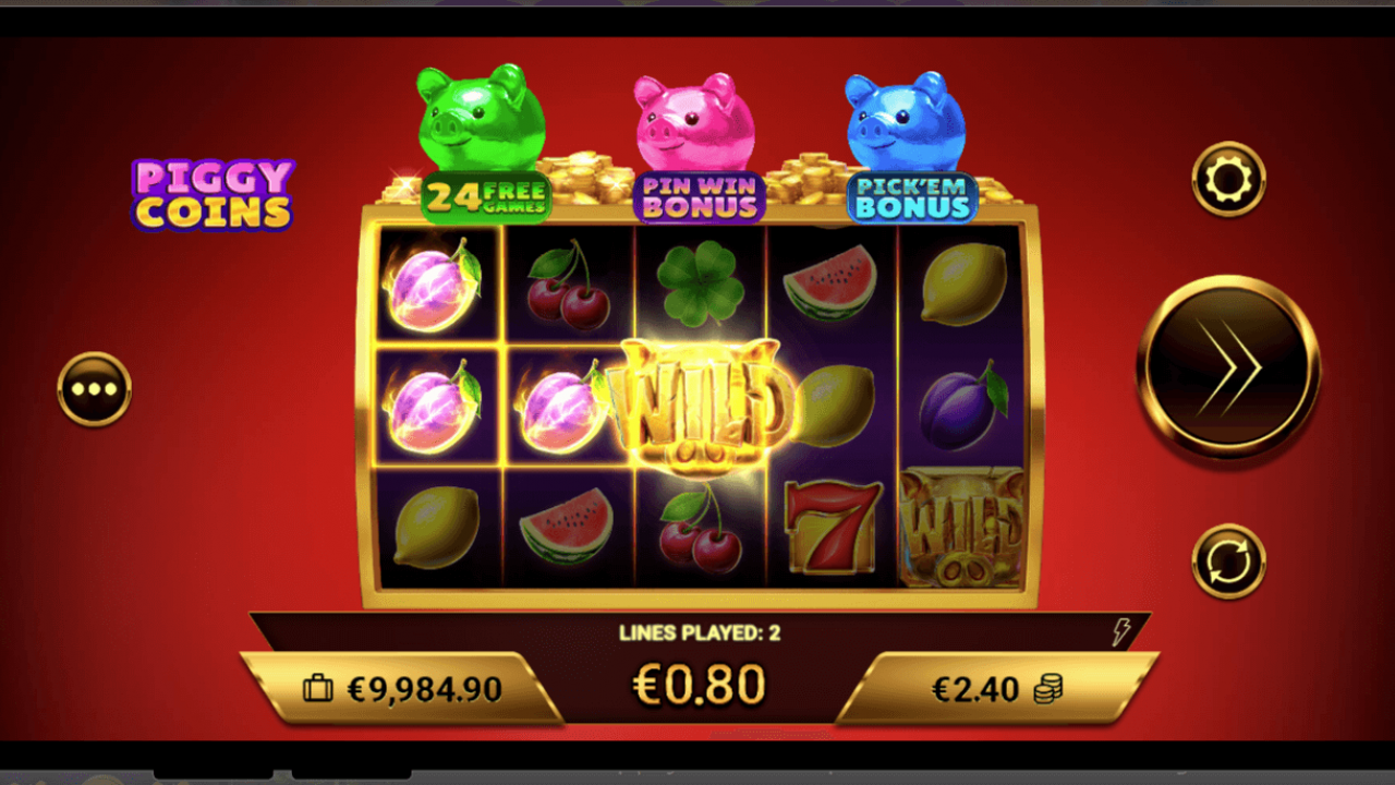 Destaque do símbolo Wild aparecendo no jogo base de Piggy Coins, aumentando o potencial de ganho com 30 linhas fixas.