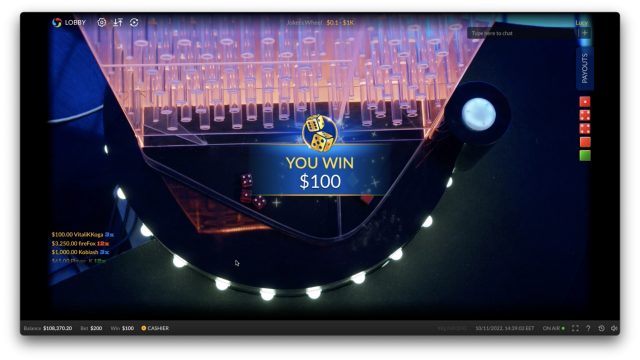 Uma vitória durante o jogo bônus Joker's Dice em Joker's Wheel, da Skywind, apresentando os dados sendo lançados e os valores dos prêmios.