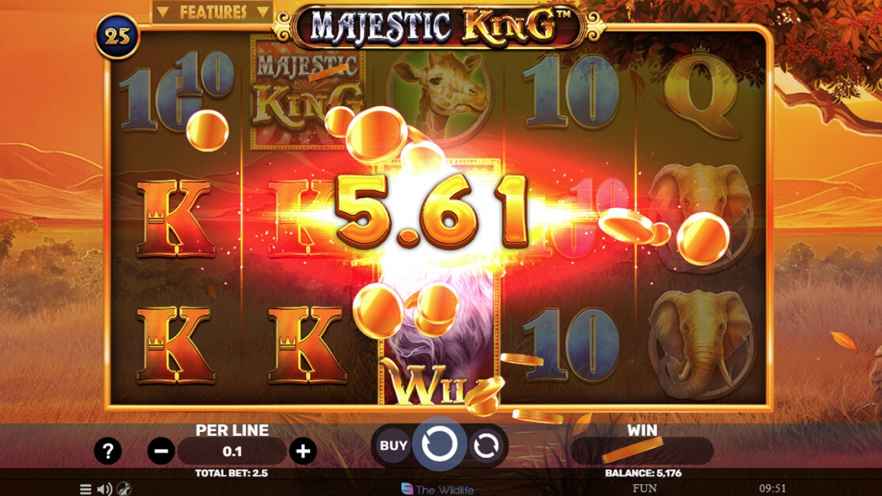 Uma combinação vencedora no jogo base do slot Majestic King, destacando wilds empilhados e símbolos reais para grandes pagamentos.
