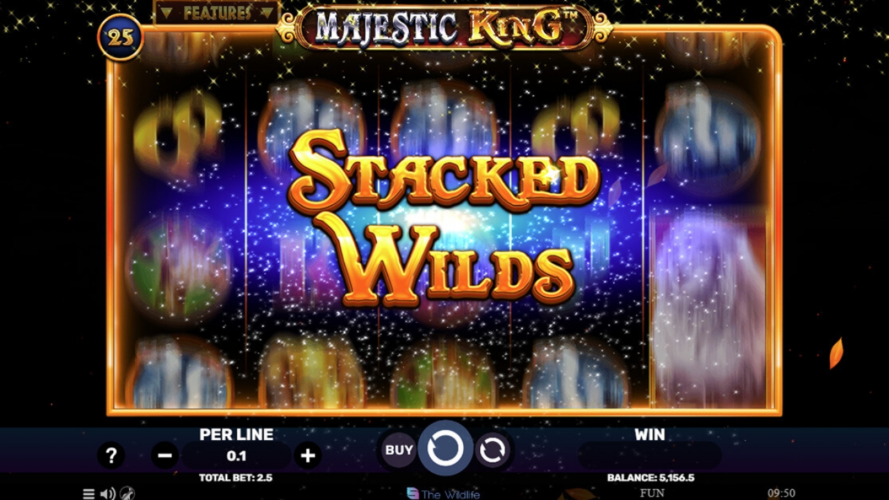 Wilds empilhados nos rolos do Majestic King, da Spinomenal, oferecendo maior potencial de ganhos neste slot de iGaming.