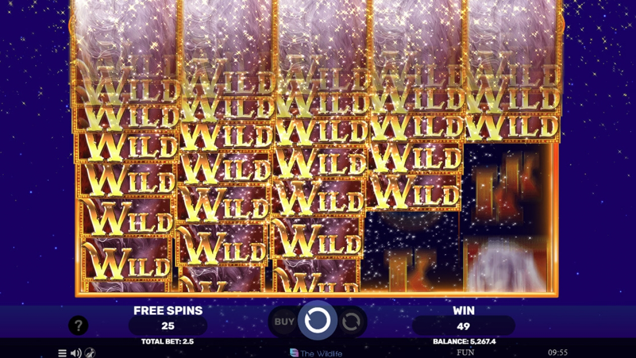 Wilds duplos empilhados aparecendo no jogo base de Majestic King, aumentando as chances de ganhos massivos.