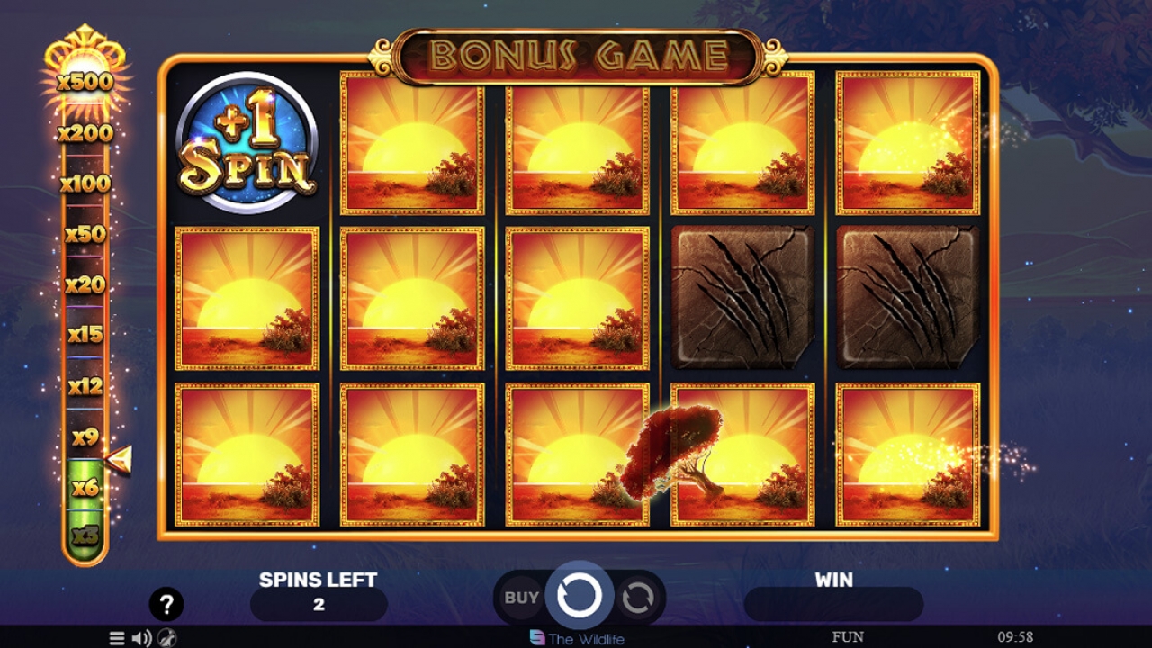 Segunda tela do jogo bônus no slot Majestic King, apresentando símbolos de bônus e wilds empilhados para maiores oportunidades de ganhos.