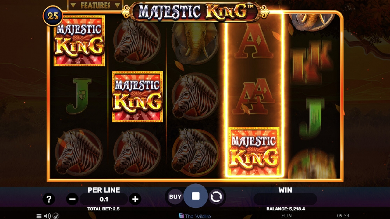 Símbolos scatter acionando o recurso de Jogos Grátis no Majestic King, levando ao mini-jogo da Roda da Fortuna.