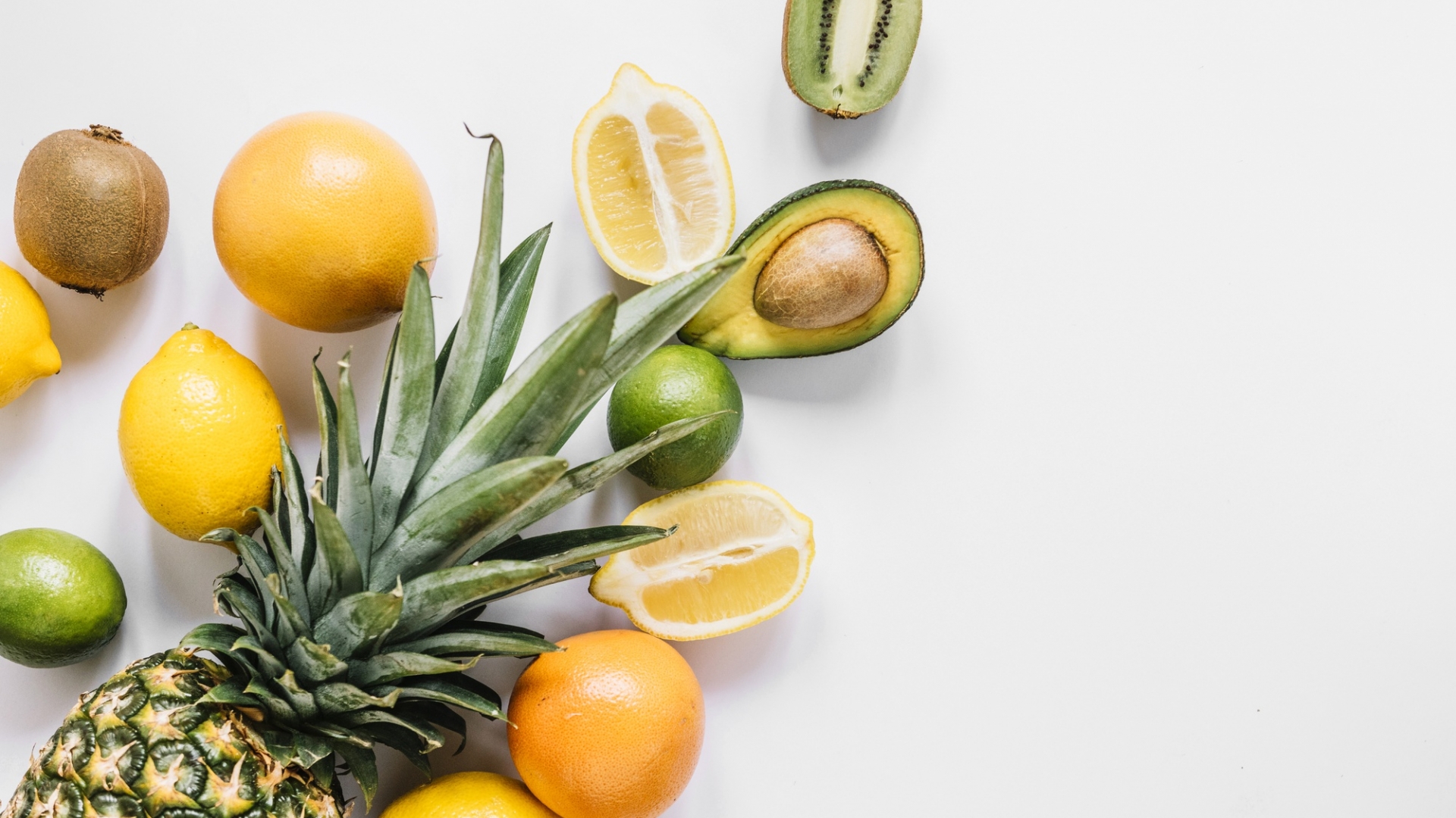 Selección de frutas frescas Una selección colorida de frutas frescas, que incluye manzanas, plátanos y frutos rojos sobre la mesa.