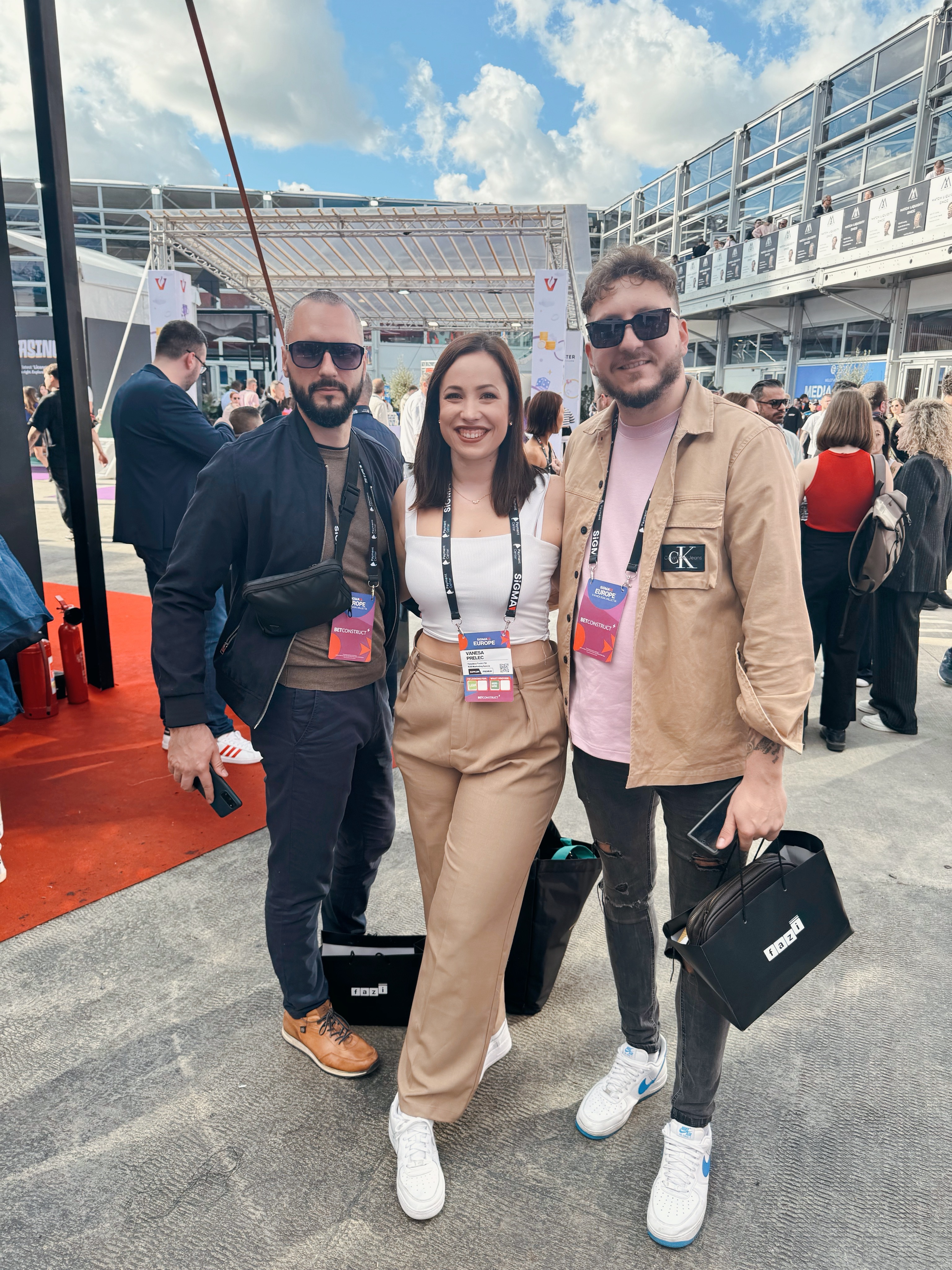 Empleados de Timeless Tech interactuando con clientes y socios durante SiGMA Europe 2024.